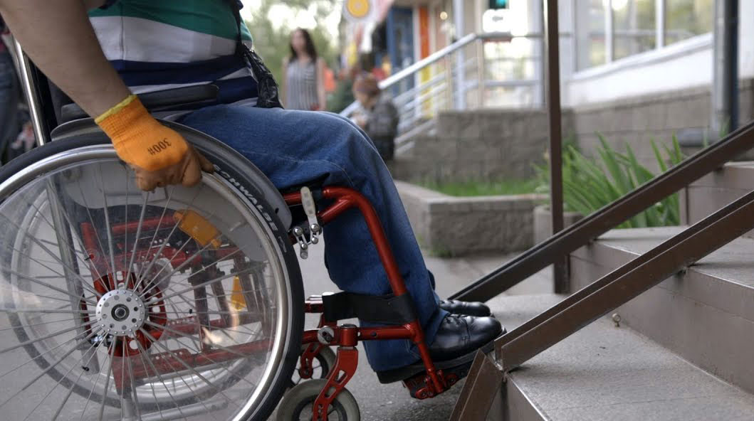 Карагандинцы подписали договор на поставку лестничного подъемника для инвалидов